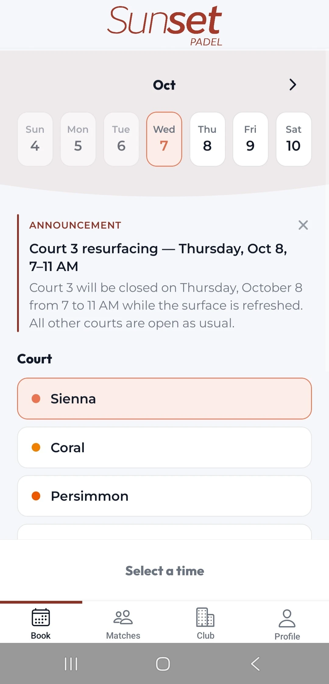 Aplikacija Sunset Padel, ekran za rezervaciju: datumi u oktobru, obaveštenje kluba o obnovi terena i lista terena.
