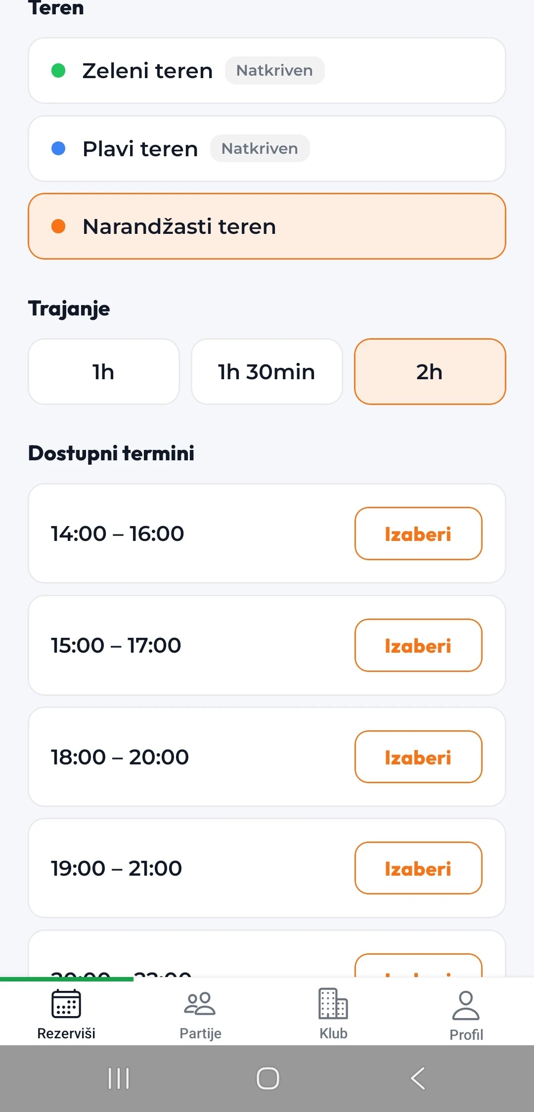 Aplikacija PadelSpot, ekran za rezervaciju: izabrani narandžasti teren i trajanje od dva sata, sa listom slobodnih večernjih termina.